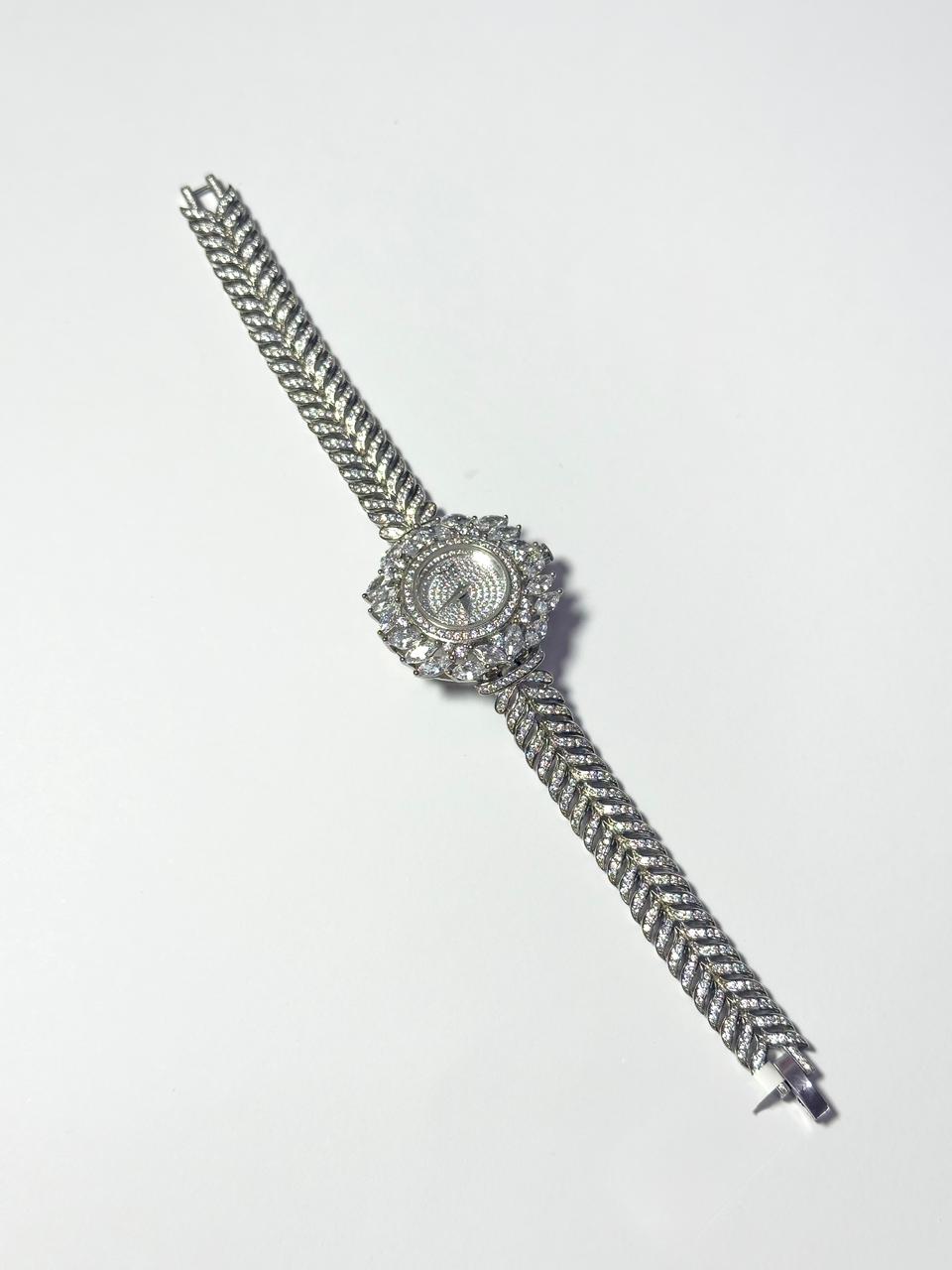 ساعة بالفضة