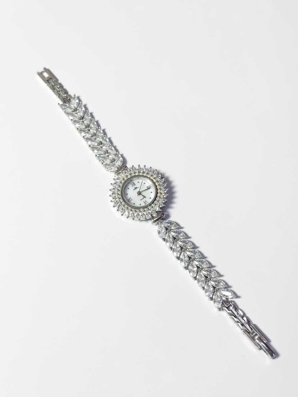 ساعة بالفضة