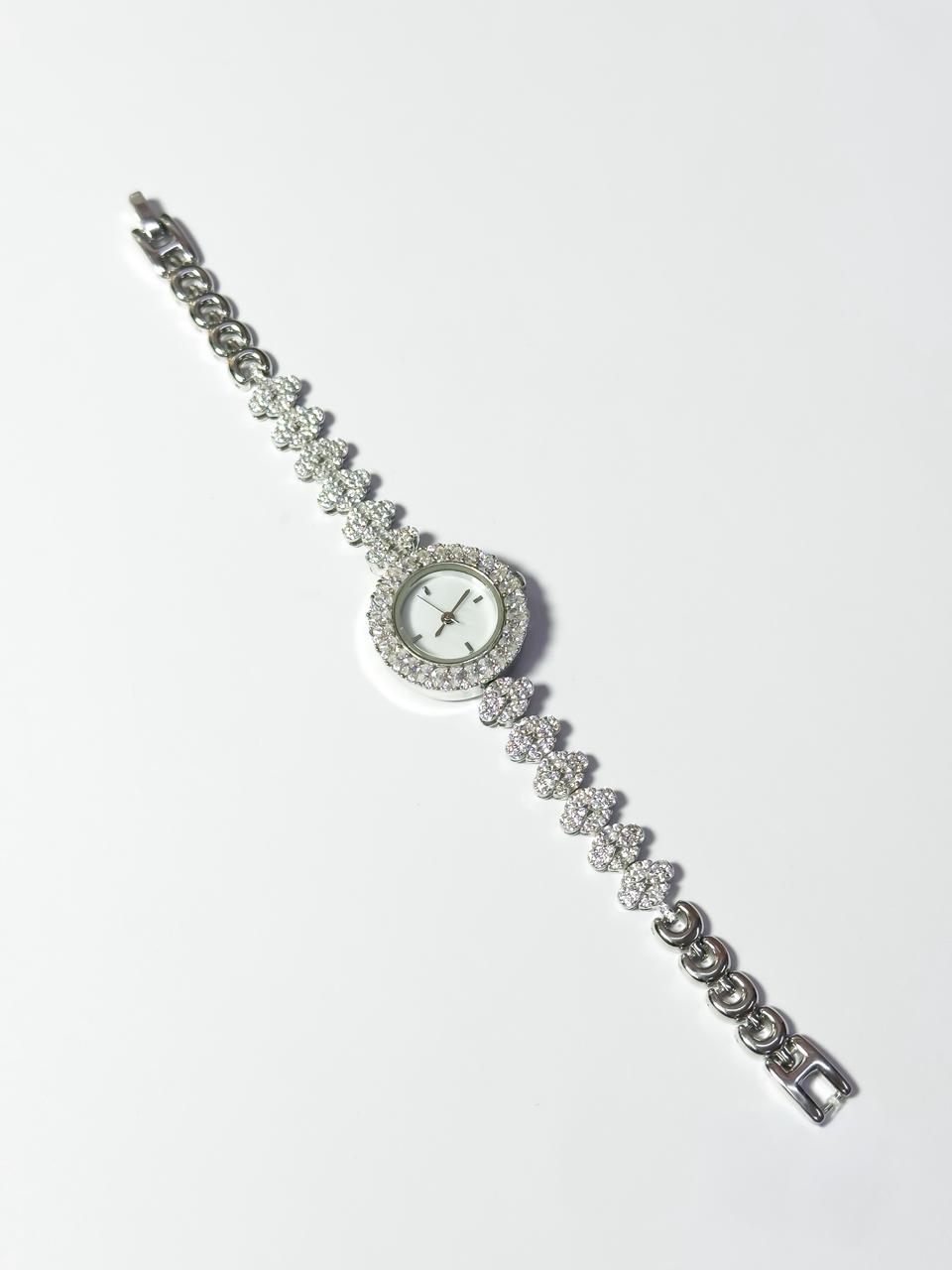 ساعة بالفضة