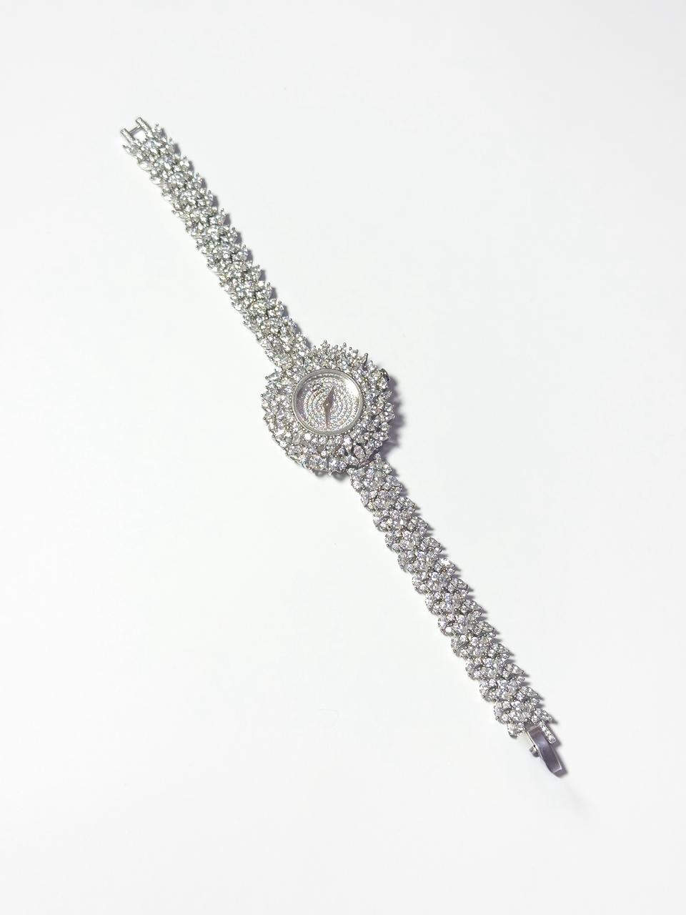 ساعة بالفضة