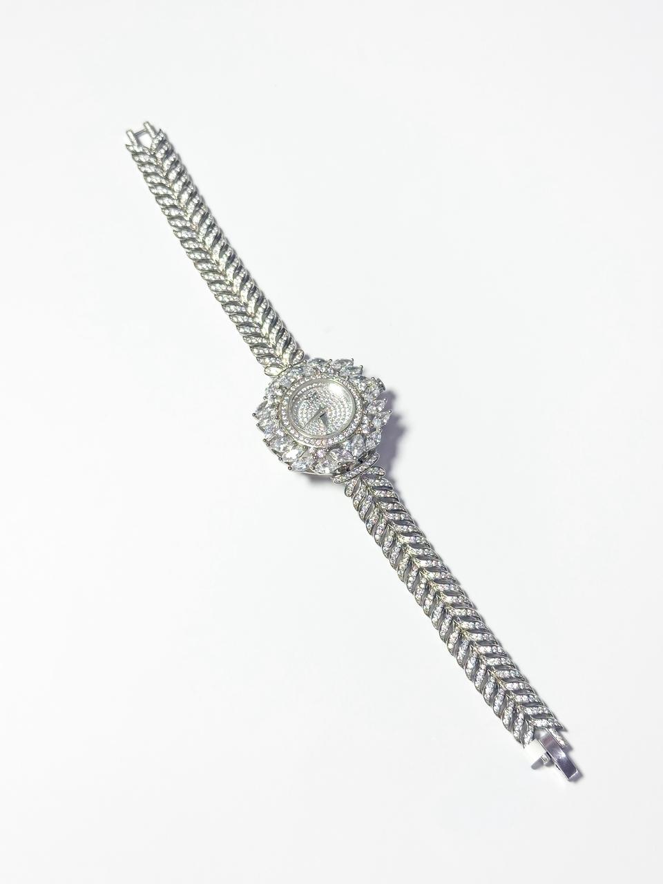 ساعة بالفضة