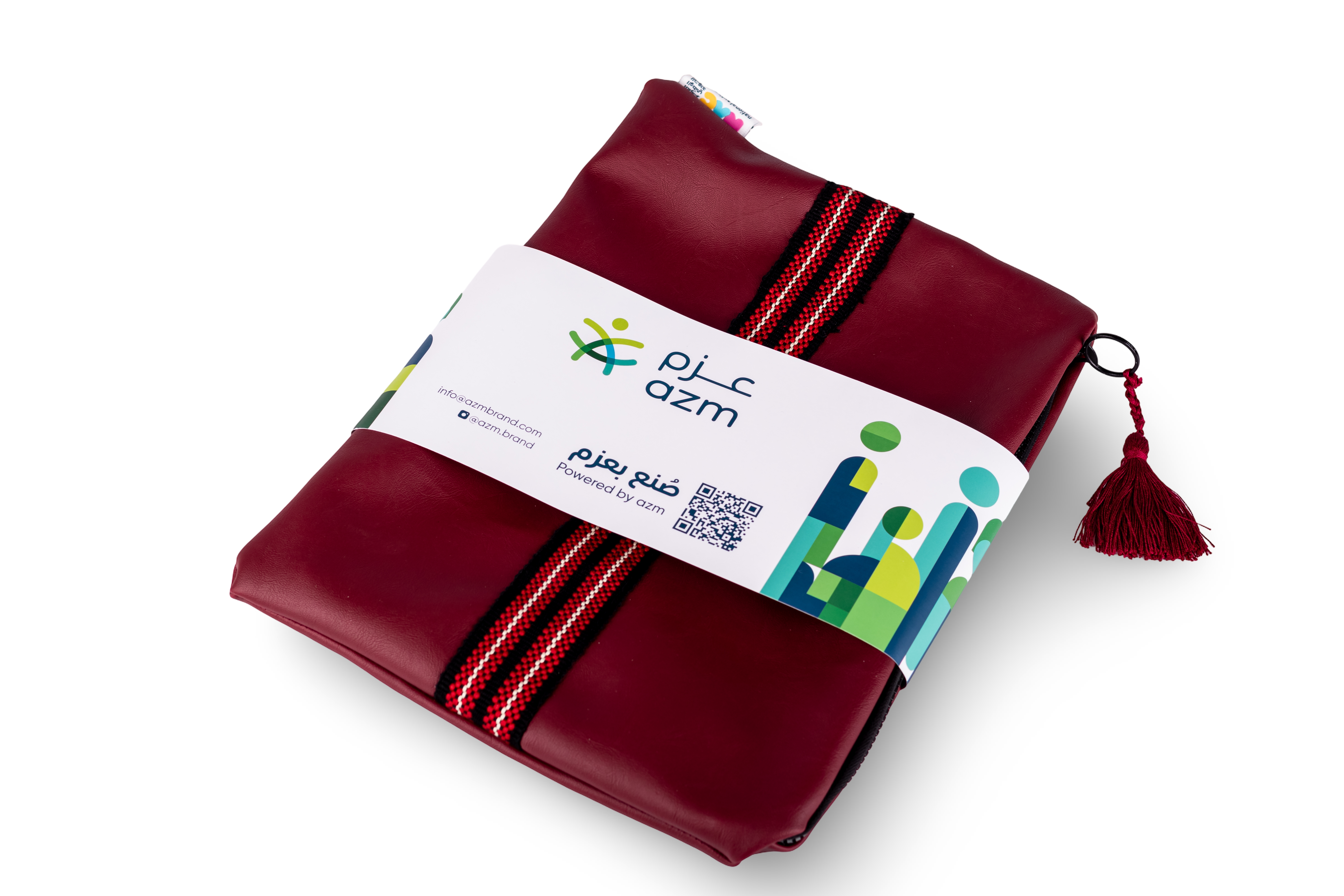 حقيبة جلدية مطرزة بالنسيج العماني